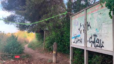 El acceso al camino desde la zona del antiguo sanatorio marítimo.