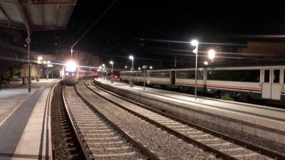 El tren Avant en la estación de Tortosa, el martes a primera hora de la mañana. Foto: Sílvia Fornós