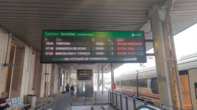 Algunos de los pasajeros de un tren que ha sufrido la espera en Sant Vicenç. Foto: cedida