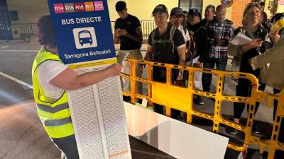 Paneles informativos sobre la salida de autobuses en la estación de Sant Vicenç de Calders. Foto: Marc Bosch