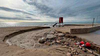 La playa de Vilafortuny, en Cambrils, se ha visto afectada tras el paso del temporal de esta pasada noche. Foto: MCG