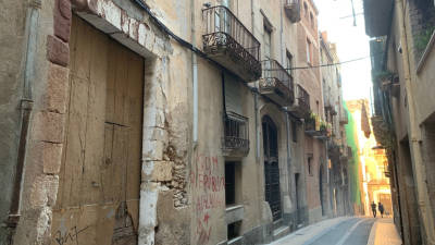 L’edifici conegut com a Ca Ferran i els dos immobles del costat es troben ubicats al carrer de l’Església de Valls, una zona que comunica amb el carrer dels Jueus. FOTO: J. G.