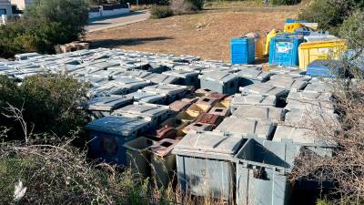 Los contenedores retirados de las calles se han acumulado en un solar.