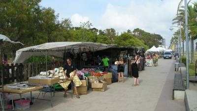 Los paradistas del mercado de artesanía montando sus puestos. Foto: JMb