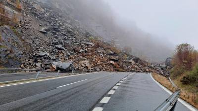 El derrumbe de la ladera ha afectado a los cuatro carriles de ambos sentidos de la vía. Foto: X