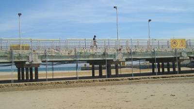 La pasarela sobre la playa está cerrada al tránsito rodado por su mal estado. Foto: JMB