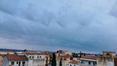 Cielos amenazadores de lluvia encima de Reus a las nueve de la mañana. Foto: DT