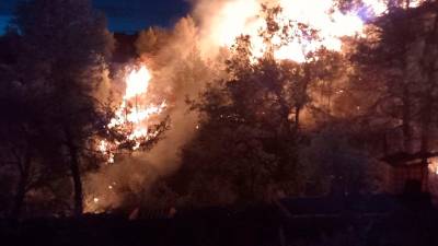 El incendio de esta noche de La Palma d’Ebre. Foto: Bombers de la Generalitat