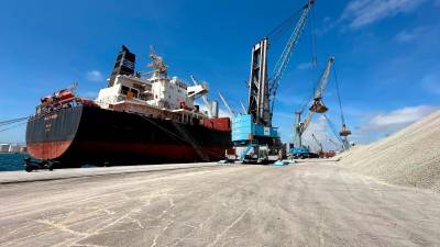 El ‘Genco Pyrenees’, un barco de carga de 190 metros de eslora y casi 60.000 toneladas de capacidad que ya está atracado en el puerto para las tareas de estiba. Foto: Port