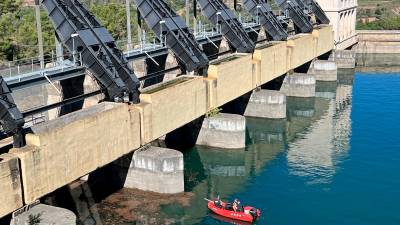 Bombers señala que el hecho de ser un embalse condiciona las tareas de los efectivos de rescate. Foto: ACN