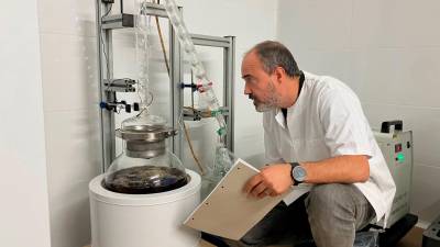 Josep Guasch controla la elaboración del gin del Penedès. FOTO: JMB