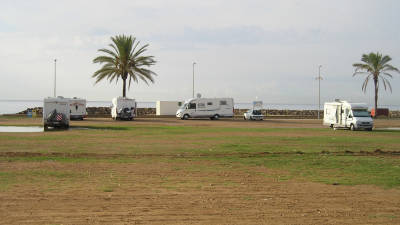 El terreno est&aacute; frente al mar.