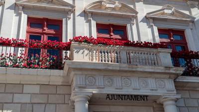 Un detalle del balcón del Ayuntamiento, con flores naturales. Foto: DT