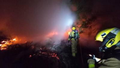 Los bomberos actuando en el incendio. Foto: Bombers de la Generalitat