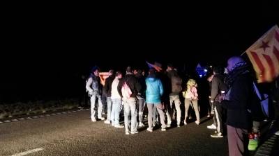 Los manifestantes en el corte de la AP-7 en L'Ampolla acordando disolver la protesta.