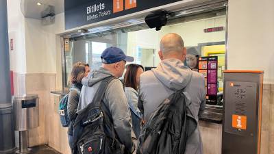 Usuarios de Renfe en Badalona. Foto: EFE