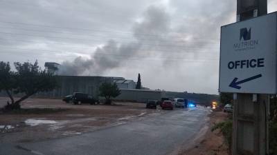 El incendio se ha producido en la f&aacute;brica de Nutrion Internacional en el Alt Camp. FOTO: &Agrave;ngel Juanpere