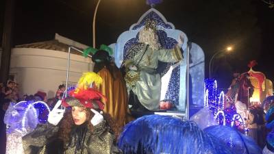 En Calafell miles de ni&ntilde;os saludaron a los Magos en la cabalgata. FOTO: JMB