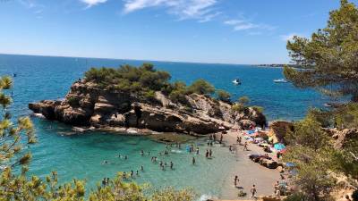 La caleta de l’illot, a l’Ametlla de Mar, el passat cap de setmana plena de gom a gom. Foto: M. Pallás