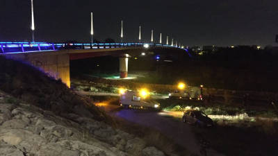 Los vehículos de emergencia, ayer por la noche debajo del Pont de Santa Tecla atendiendo a los heridos. Foto. Albert Lozano