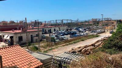 Pese a la importancia como nudo ferroviario, la estación de Sant Vicenç de Calders carece de los servicios necesarios para atender a los viajeros.