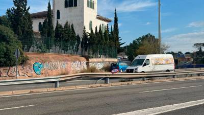 El quitamiedos dañado de la N-240, a pocos metros del puente de la A-7. Foto: Marc Bosch