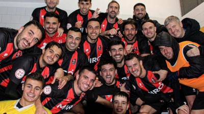 La plantilla rojinegra celebra la victoria en El Prat. Foto; Reus FCR