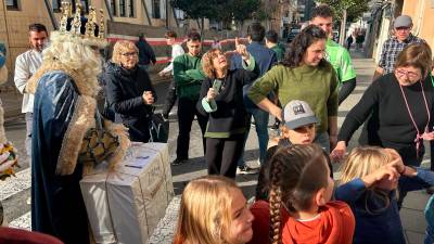 El rey Melchor entregando algunos de los regalos en la zona de la Vila de la localidad de La Costa Daurada. foto: MCG