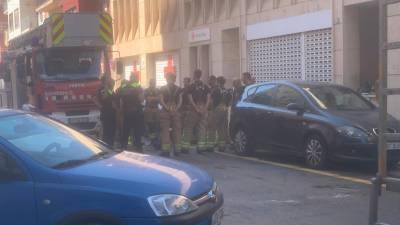 Los bomberos, en el lugar del incendio, hoy. Foto: Ivan Compte