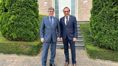 Puigdemont junto al presidente del Parlament en Bruselas. Foto: Junts