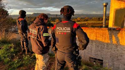 Imagen de uno de los registros que están llevando a cabo los Mossos d’Esquadra. Foto: X