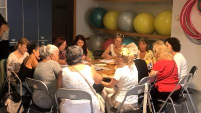 Una quincena de mujeres en la primera sesión del curso, el pasado jueves. FOTO: júlia vernet