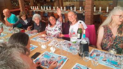 Margarita, con la mano en alto, y su familia, durante la fiesta de su 99 cumpleaños. foto: cedida