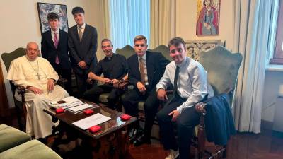 Eric, Pol, Ferran i Adrià amb el Papa Francesc i mossèn Jordi Bertomeu. Foto: Cedida