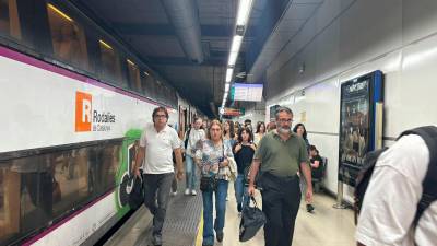 Imagen de varios usuarios a su llegada a Barcelona. Foto: Mònica Just