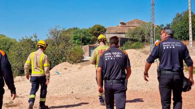 Bombers i Protecció Civil, durante la búsqueda de la mujer, este fin de semana. Foto: Cedida