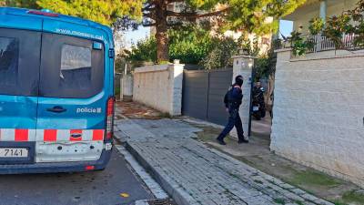 Imagen del operativo de Mossos en Tarragona. Foto: Àngel Juanpere