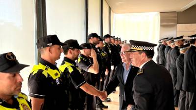 El alcalde, Pere Granados, y el Jefe de la Policía Local, José Luis Gargallo, saludan a los agentes. foto: L.F.