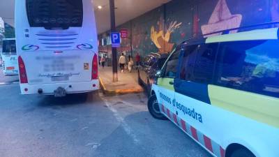 El autocar, en la estación de autobuses de Tarragona. Foto: Mossos