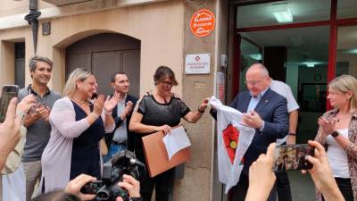 Durante la descubierta de la placa del local social de la asociación de vecinos Mas Magrané. Foto: A. Mariné