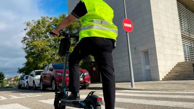 El Vendrell obliga al casco y ser mayor de 14 años para ir en patinete.