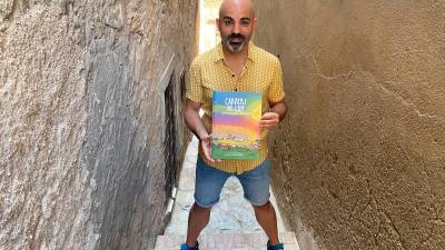 Xavier López amb el conte que ha escrit i ha il·lustrat Meri Salvador. foto: cedida