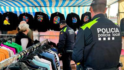 La Policia Local al mercat setmanal aquest dimarts. Foto: Anna F.-Aj. Torredembarra