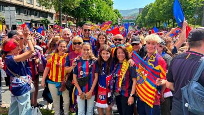 Aficiionados y aficionadas cambrilenses esperan al autobús del Barça en los aledaños de San Mamés. Foto; Cedida