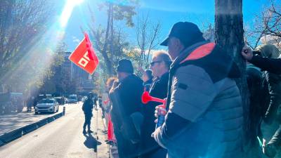 Los manifestantes, enfrente de la sede de la Comisión Europea, en Madrid. Foto: Carla Pomerol