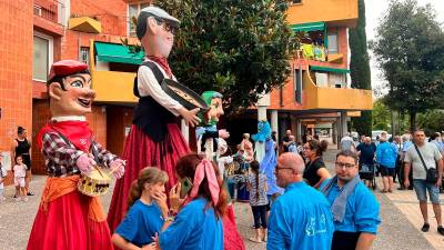 La plantada de ‘gegants’, antes de la lluvia, en el barrio Gaudí. Foto: Alfredo González