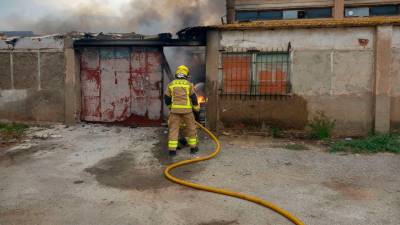 Un bombero apagando el incendio. Foto: Bombers de la Generalitat