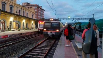 Renfe aclaró que eran dos trenes acoplados y que la entrada se realizó forzando la puerta de la cabina del segundo tren. Foto: DT