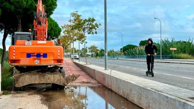 Una máquina seguía limpiando la zona del vial entre Salou y Cambrils a la altura del Cavet. Foto: MCG