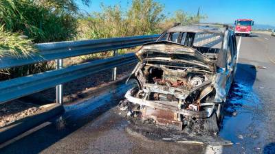 El coche ha quemado por completo. Foto: Bombers